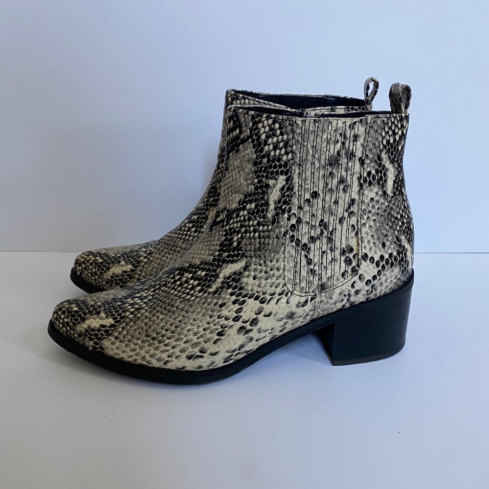 Blondo Waterproof Snakeskin Chelsea Boots. (Womens Size 10)